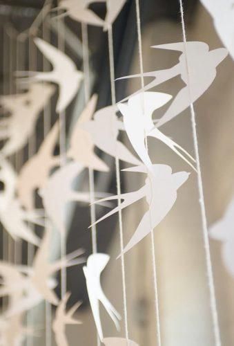 Simple Diy Wedding Decorations, Paper Birds Diy, Paper Wedding Decorations, Simple Wedding Ideas, Elegant Wedding Colors, Paper Chandelier, Wedding Doves, Origami Wedding, Wedding Planning Ideas