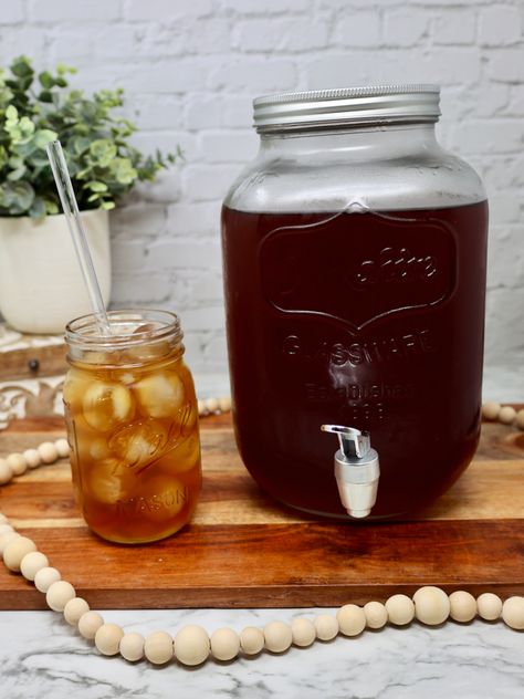 Southern Sun Tea - Grace Like Rain Blog How To Make Sun Tea, Sun Tea Recipes, Stovetop Appetizers, Vodka Gummy Bears, Flavored Ice Cubes, Different Types Of Tea, Sun Tea, Peach Juice, Ice Cream Pies