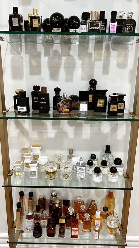 Perfume Stand Display, Nice Perfumes, Perfume Collection Display, Perfume Stand, Perfume Display, Perfume Organization, Fragrances Perfume Woman, Purse Essentials, Perfume Collection Fragrance