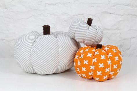 DIY Easy Fabric Pumpkin – Made to Sew How To Make A Pumpkin, How To Make Fabric Pumpkins, Fabric Turkey, Pumpkins Diy, Pumpkin Tutorial, Halloween Sewing Projects, Halloween Sewing, Large Pumpkin, Fun Fabric