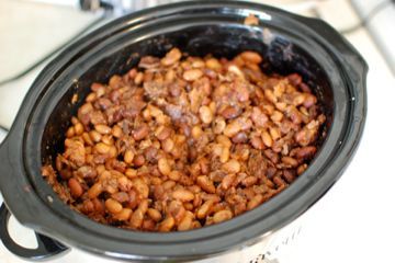 How to make French Canadian baked beans in a crock pot Canadian Baked Beans, Crock Pot Baked Beans, Soak Beans, Baked Beans Crock Pot, Canadian Dishes, Canadian Cuisine, French Canadian, Canadian Food, Full Meal Recipes