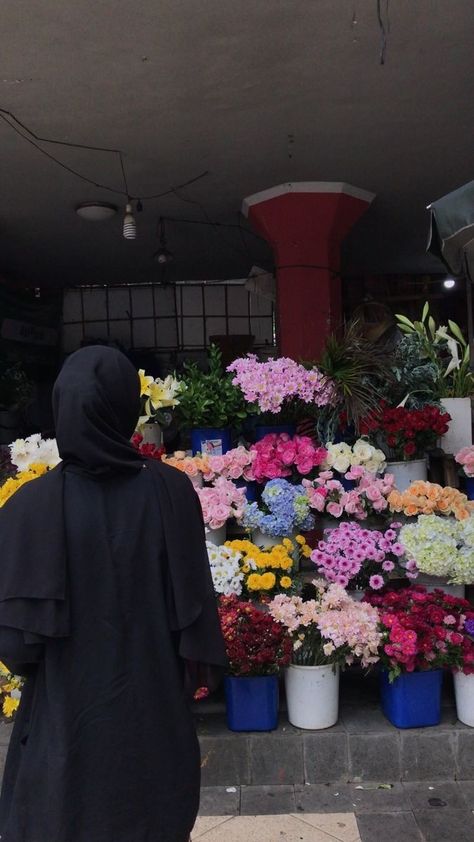 Abayas Outfit, Veiled Girl, Beautiful Profile Pictures, Girly Dp, Flower Gift Ideas, Hijab Aesthetic, Body Outfit, Hijabi Aesthetic, Mode Abaya