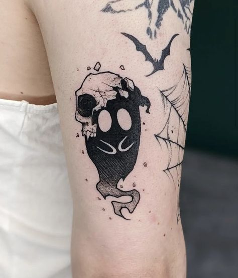 Ghost Tattoo Placement, Small Ghost Tattoo, Horror Tattoo Designs, Ghost Tattoo Ideas, Halloween Tattoo Designs, Easy Tattoo, Horror Tattoos, Taboo Tattoo, Petit Tattoo