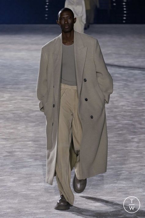 Minimalist Runway Fashion, Mens Fashion Week 2023, Fashion Identity, Minimalist Fashion Men, Menswear Runway, Mens Fashion Week, Fashion Aesthetics, Custom Suit, Street Style Winter