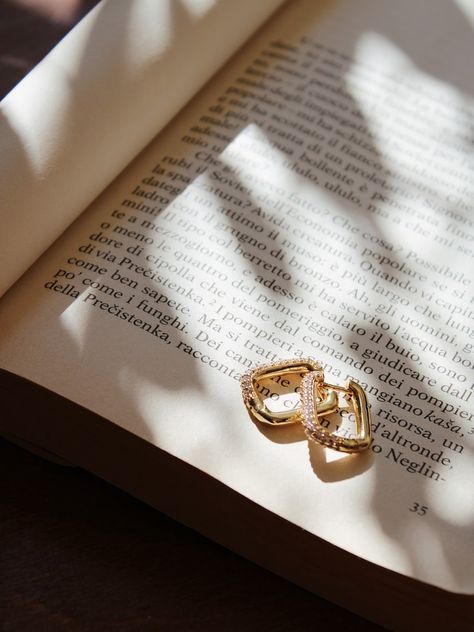 gold ring on white book page photo – Free Ischia Image on Unsplash Ring Photoshoot, Jewellery Photography Inspiration, Ring Photography, Jewelry Product Shots, Creative Jewelry Photography, Jewelry Photography Styling, Instagram Jewelry, Jewelry Photoshoot, Real Gold Jewelry