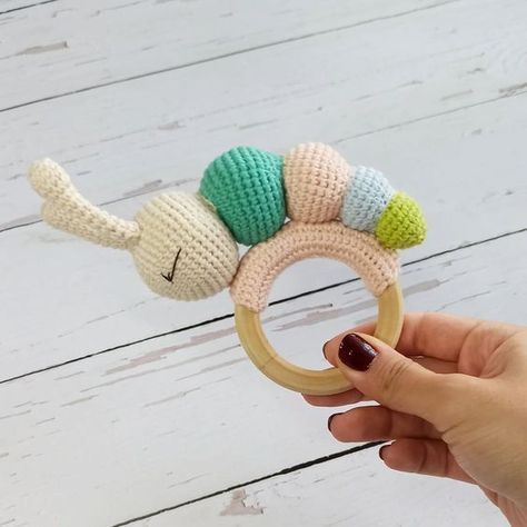 Amigurumi Rattle Caterpillar Free Pattern - Amigurumi Wooden Teether Pattern, Teething Ring Pattern, Teether Pattern, Crochet Lovey Free Pattern, Art Au Crochet, Crochet Snail, Crochet Baby Projects, Crochet Nursery Decor, Crochet Baby Gifts