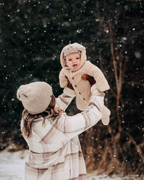 Baby Snow Pictures Photo Ideas, Snow Baby Photoshoot, Snow Pictures Family, Winter Toddler Photoshoot, Family Picture Ideas Winter, Kids Winter Photoshoot, Family Pictures In Snow, Baby Snow Photoshoot, Winter Outdoor Family Pictures