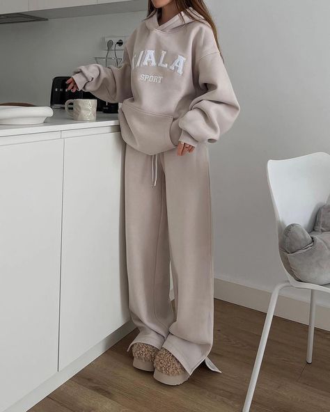 friday wfh attire ☕ // #weareTALA #teamTALA @about.janedoe wears our oversized club hoodie and wide leg joggers in oat Oversized Outfit Street Style, Winter Comfy Outfits, Cute Hoodie Outfit, Oversized Hoodie Outfit, Wide Leg Outfit, Wfh Outfits, Oversize Outfit, Wide Leg Joggers, Sweats Outfit