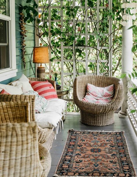 This comfy front porch Boho Front Porch, Homes Farmhouse, Balkon Decor, Deco Boheme Chic, Porch Uk, Farmhouse Front Porches, Front Porch Ideas Curb Appeal, Summer Porch, Farmhouse Front