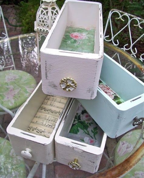 Sewing Drawers, Drawers Repurposed, Altered Jars, Cocina Shabby Chic, Sewing Machine Drawers, Crate Ideas, Shabby Chic Wall Decor, Decoration Shabby, Wooden Drawer