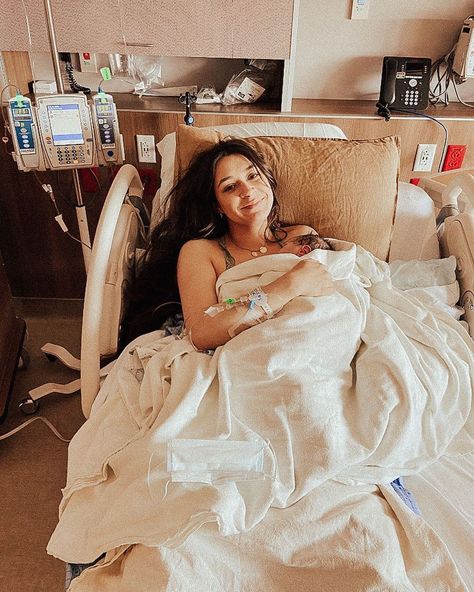 Giving Birth Aesthetic, Labor Aesthetic, Hospital Birth Photos, Birth Photoshoot, Childbirth Photos, Labor Photos, Hospital Photos Newborn, Cute Family Photos, Mom Aesthetic