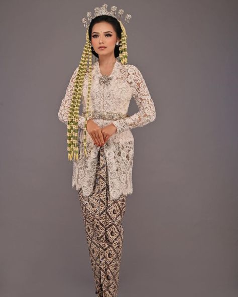 Baju adat Sunda putri - Jawa Barat. Pakaian tradisional Indonesia. Indonesia traditional costume. Cr/instagram: house_of_liza #culture #budaya #busana #batik #clothing #attire #kebaya Indonesia Traditional Clothes, Indonesia Traditional, Batik Clothing, Cultural Fashion, Traditional Clothes, Traditional Costume, Weeding, Traditional Outfits, Batik