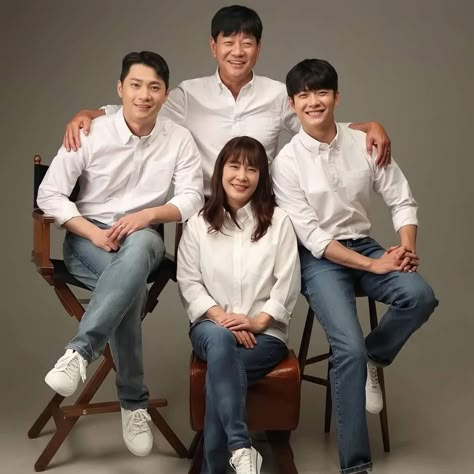 Glam Family Photos, Studio Family Portraits, Family Photo Studio, Family Potrait, Big Family Photos, Kang Tae Oh, Group Picture Poses, Family Studio Photography, Studio Photoshoot Ideas