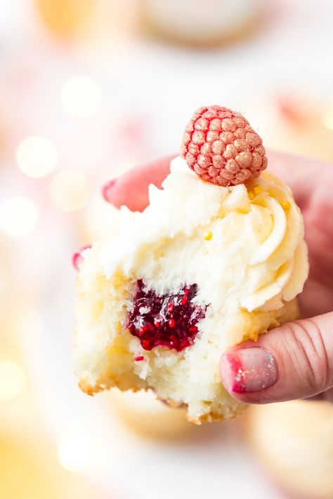 Raspberry Filled Cupcakes, Champagne Buttercream, Chocolate Raspberry Cake Recipe, Raspberry Champagne, Cupcakes White, Chocolate Raspberry Cupcakes, Champagne Cupcakes, Champagne Cake, White Chocolate Buttercream