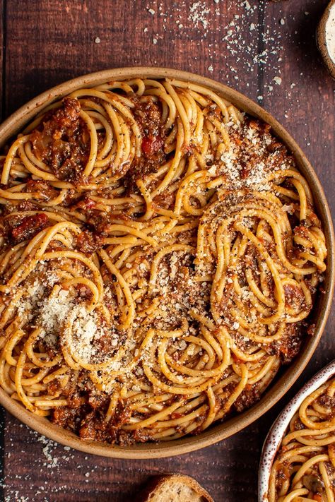 Who needs meat when you can make a delicious roasted vegetable bolognese? Full of flavor, this dish might just convert you to a vegetarian! #pastarecipe #vegetarian #comfortfood One Pan Dishes, Vegetable Bolognese, Pork Empanadas, Vegetarian Bolognese, Pan Dishes, Roasted Vegetable Pasta, Vegetarian Spaghetti, Pasta Fatta In Casa, Roasted Vegetable