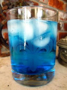 Fizzy Blue Peach: Combine equal parts Peach schnapps and Blue Curacao, and top with Sprite or soda water. Best Party Themes, Peach Photo, Peach Vodka, Peach Cocktail, Bartender Drinks, Blue Drinks, Soda Water, Peach Schnapps, Boozy Drinks