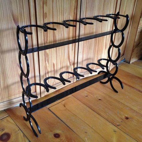 Tender Cama, Cowboy Boot Rack, Horseshoe Boot Rack, Ag Projects, Country Western Decor, Earth House, Western Bedroom Decor, Western Rooms, Horseshoe Projects