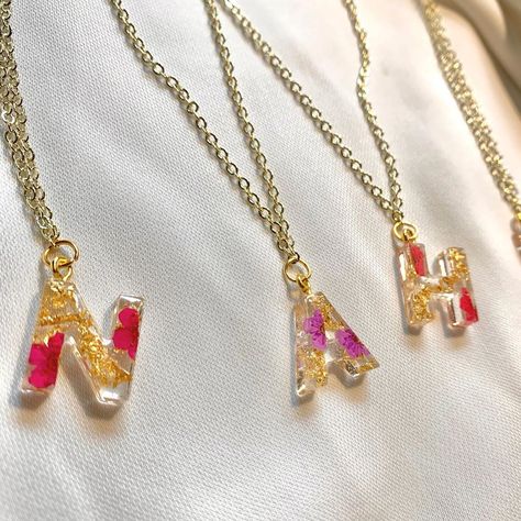 Resin Letter Necklace, Resin Art Jewellery, Flower Combos, Beach Theme Candles, Ideas Negocios, Resin Arts, Resin Necklaces, Diy Resin Mold, How To Make Resin