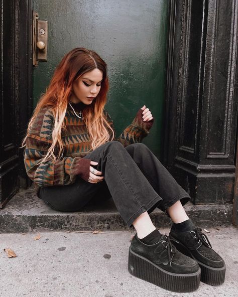 Glam Grunge Makeup, Grandpa Sweater Outfit, Grunge Fall Outfits, Grunge Outfits Fall, Fem Style, Glam Grunge, Winter Grunge, Luanna Perez, Look Grunge