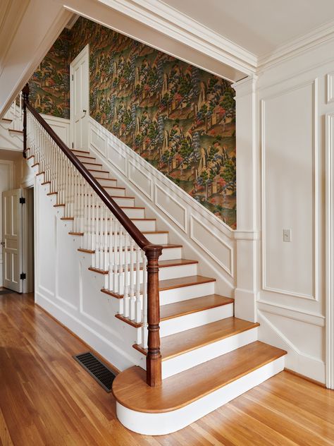 Colonial Staircase Entryway, Colonial Staircase, Colonial Revival Interior, Staircase Wallpaper, Stair Paneling, Modern Colonial, Countryside Cottage, Modern Stairs, Open Living Room