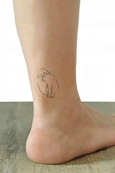 Simplistic Cat Tattoo, Delicate Cat Tattoo, Orange Cat Tattoo Simple, Cat Cute Tattoo, Mini Tattoos Cat, Minimal Tattoo Cat, Minimalist Cat Tattoo Designs, Home Tattoo Ideas, Cat Tattoos For Women