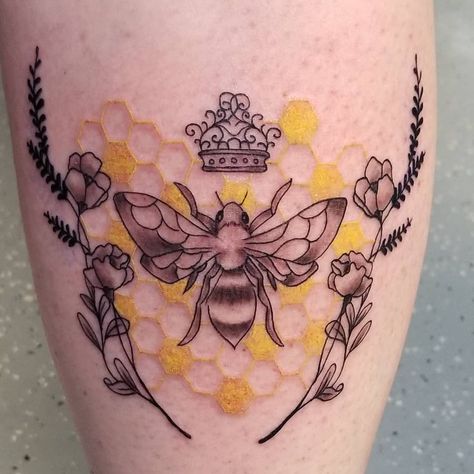 Queen Bee Tattoo, Small Bee Tattoo, Honey Bee Tattoo, Queen Tattoo, B Tattoo, Bee Tattoo, Knee Tattoo, Head Tattoos, Tattoo Outline