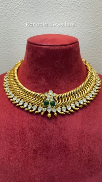 Kanodia Jewellers | SINCE 1940 on Instagram: "🔥🤩 Traditional 22kt Kundan Jalebi Necklace with Uncut Diamonds Emerald and Ruby Pota by @Kanodiajewellers . Comment to know more details .⠀⠀ Follow us now - @kanodiajewellers⠀ .⠀ 🤳 Video Call Appointment please contact on this no. ⠀ : +91-97056 16930. ⠀ .⠀⠀⠀⠀⠀⠀⠀⠀⠀⠀⠀⠀⠀⠀ ✈️ World Wide Shipping Available⠀ .⠀⠀⠀⠀⠀⠀ #JewellerybyKanodia #hyderabadjewellery #gemstonejewellery #polkidiamonds #diamondcollection #usatelugu #polkinecklace #diamondforever #ha Jalebi Necklace Gold, Jalebi Necklace, Traditional Jewelry Antique, Emerald Bangles, Vaddanam Designs, Short Necklaces, Diamond Pendant Jewelry, Classic Jewellery, Buddha Garden