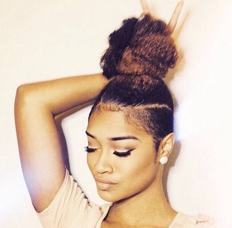 Image via We Heart It https://weheartit.com/entry/153722196/via/25909138 #hair #haircut #disconnectedundercut Shaved Side Hairstyles, Side Hairstyles, Shaved Sides, Natural Hair Inspiration, Hair Blog, Natural Hair Tips, Hair Crush, Short Natural Hair Styles, Shaved Hair