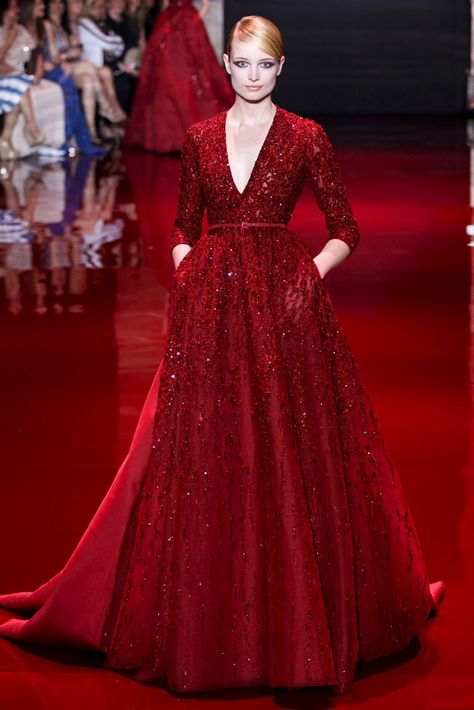 Elie Saab red gown on the runway, later worn by Pink at the Oscars! Elie Saab Haute Couture, Elie Saab Fall, Elie Saab Couture, Gaun Fashion, 파티 드레스, Moda Paris, Red Gowns, Gorgeous Gowns, Elie Saab