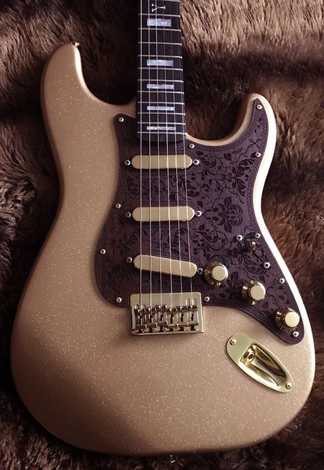 Gold Stratocaster, Types Of Guitar, Gold Knobs, Guitar Obsession, Custom Electric Guitars, Guitar Painting, Gold Flake, Cool Electric Guitars, Fender Guitar