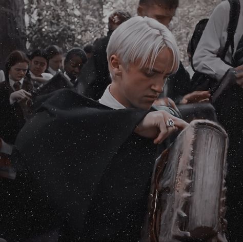 #dracomalfoy #draco #malfoy #aesthetic #aestheticwallpaper #aestheticwallpaperiphone #wallpaper #wallpaperforyourphone #wallpaperforiphone #wallpapersaesthetics #icon #iconsoft #pollar #pollarfiltters #remini #harrypotter Crabbe And Goyle, Harry Potter Fanları, Malfoy Aesthetic, Drako Malfoy, Draco Malfoy Hot, Oliver Wood, Draco Malfoy Aesthetic, Harry Potter Icons, Lucius Malfoy