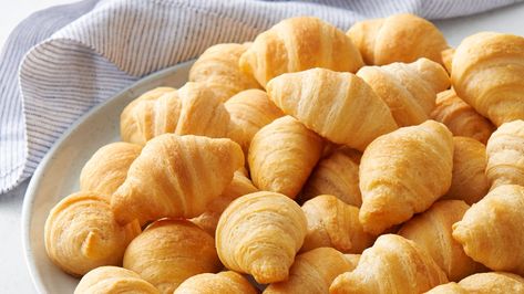 All-time favorite Pillsbury™ crescents get a new mini look. Perfect for parties! Stuffed Crescent Roll Carrots, Crescent Dough Sheet Recipes, Bread Items, Cheesy Snack, Cream Cheese Crescent Rolls, Pizza Roll, Easter Appetizers, Mini Croissants, Pillsbury Recipes