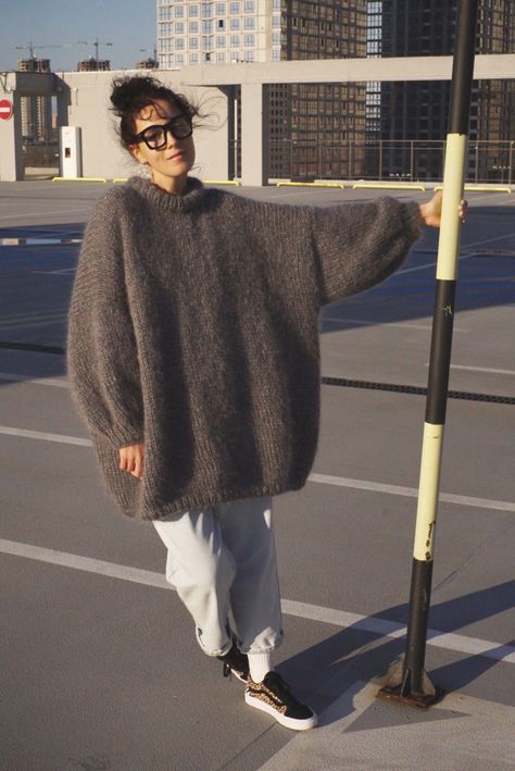 Will be glad to see you in my Instagram, link below 👇🏻 Oversized Pullover Outfit, Crochet Oversized Sweater, Big Sweater Outfit, Mohair Sweater Pattern, Grey Sweater Outfit, Stylish Knitwear, Oversize Outfit, Oversized Sweater Outfit, Pullovers Outfit