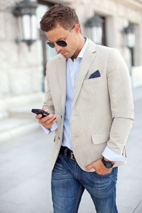 Jeans, light blazer, pocket square matching the jeans - this needs to happen. Sports Coat And Jeans, Sport Coat Outfit, Sport Jacket Men, Look Jean, Mens Fashion Smart, Elegante Casual, Sharp Dressed Man, Business Casual Men, Gentleman Style