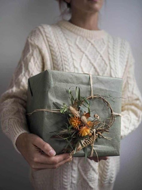 How to make a dried flower wreath - From Britain with Love Craft Wreath, Flower Wreaths, Flower Mobile, Dried Flower Wreaths, Unique Gift Wrapping, Mini Wreaths, Diy Craft Tutorials, Creative Gift Wrapping, Wrapping Ideas