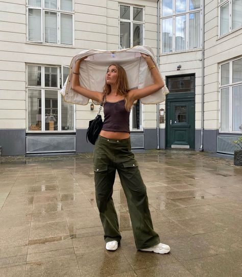 Eva Meloche Outfits, Eva Meloche, European Street Style, Beautiful Energy, Models 90s, Nyc Summer, Brown Vest, Instagram C, Paris Outfits