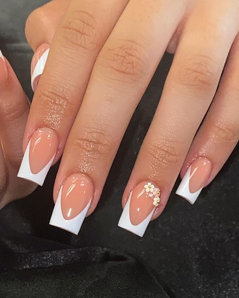 Short Mid Length Acrylic Nails, Mini Length Nails, Med Nail Designs, Nail Inspo Medium Length, Ariana Nails, Paris Nails, Spring Acrylic Nails, Diva Nails, Diy Acrylic Nails