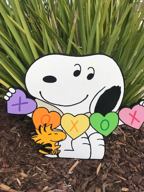 Snoopy Promposal, Charlie Brown Valentines Day, Vday Decorations, Calvin And Hobbes Snowmen, Charlie Brown Easter, Snoopy Decorations, Charlie Brown Valentine, Snoopy Things, Vday Crafts