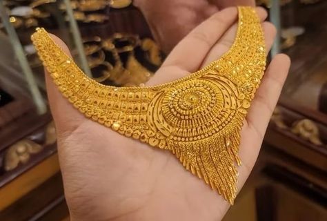 5 Best Gold Necklace Designs in 25 Grams with Price Tanishq Gold Necklace Design, Pretty Gold Necklaces, 22k Gold Necklace, Craft Cart, Bridal Necklace Designs, Gold Bridal Necklace, New Gold Jewellery Designs, Gold Jewellry, Modern Gold Jewelry