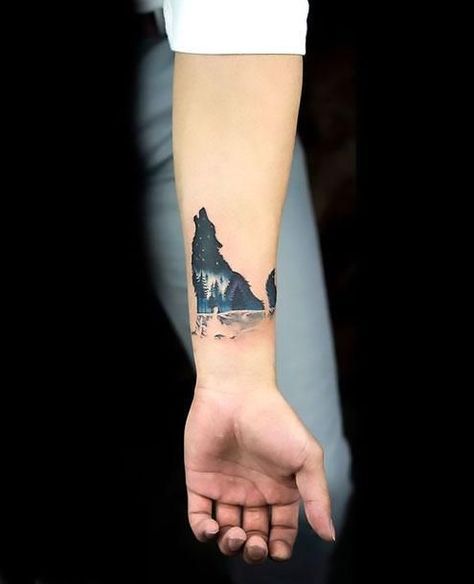 Small night wolf on the wrist. Kurt Tattoo, Picture Within A Picture, Landscape Tattoos, Howling Wolf Tattoo, Lone Wolf Tattoo, Small Wolf Tattoo, Wolf Tattoos Men, Tatuagem Masculina Pequena, Tattoo Wolf