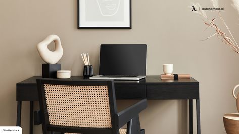 Black Office Desk Ideas, Black Desk Ideas Bedroom, Black Desk Astethic, Black Desk Decor Ideas Home Office, Black Furniture Home Decor, Black Desk In Bedroom, Black Desk Decor Ideas Aesthetic, Black Desk Aesthetic Ideas, Black And Neutral Office