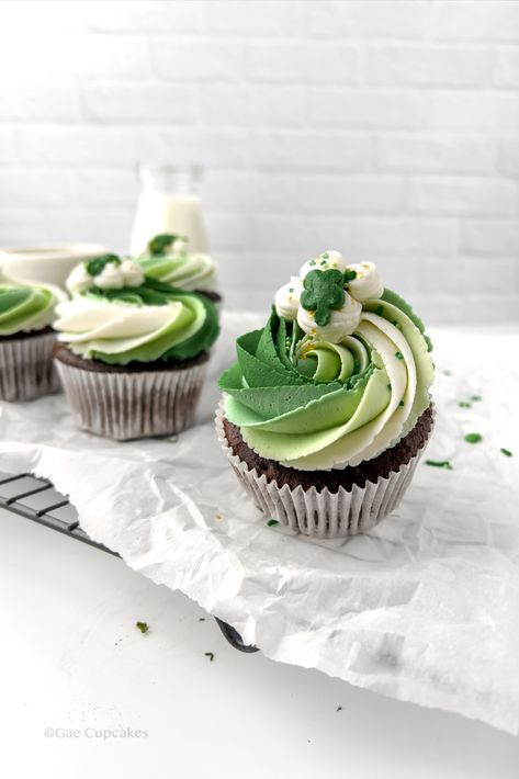 Lucky One Birthday Cupcakes, Saint Patrick Cupcakes, St Patrick Cupcakes, St Patricks Day Cupcake Ideas, St Patrick’s Day Cupcakes, Clover Cupcakes, Irish Birthday Cake, St Patricks Day Cupcakes, Cupcakes Aesthetic