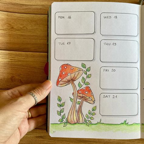 September tries is best to have us forget summer Happy weekend my friends, new weekly spread on my bujo, hope you like it! #bujo #bujoweeklyspread #bujoquotes #bujoseptember #septemberquotes #bujolettering #mybujo #bujoinspiration #bujoideas #bulletjournal #artistoninstagram #bujodrawing #mushrooms #quotes #instabujo Mushroom Bullet Journal Theme, Mushrooms Quotes, September Quotes, March Bullet Journal, Bujo Weekly Spread, Bullet Journal Design, Journal Design Ideas, Summer Happy, Dot Journals