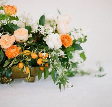 Fall Floral Arrangement, Romantic Photo, White Flower Arrangements, Citrus Wedding, Fall Floral Arrangements, Wedding Party Table, Paper Bouquet, Table Wedding, Theme Color