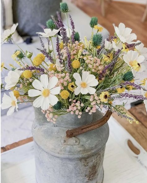 Wild Flower Arrangements, Lavender Bush, Fake Flower Arrangements, Deco Champetre, Billy Buttons, English Lavender, Silk Flowers Wedding, Wildflower Bouquet, Fake Flower