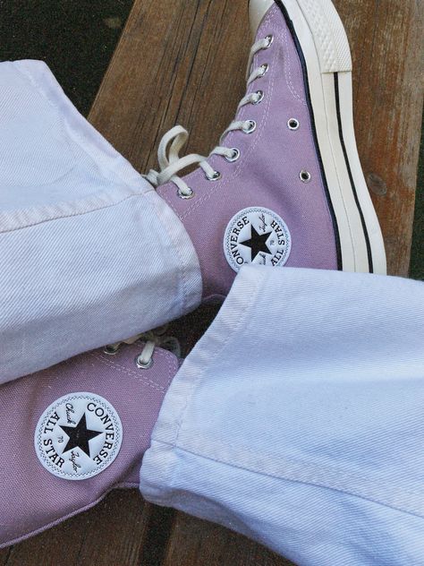 Lilac Converse Outfit, Converse Lila, Purple Converse Aesthetic, Purple Shoes Aesthetic, Violet Converse, Converse Lilac, Lilac Converse, Lavender Converse, Chuck Taylors Outfit