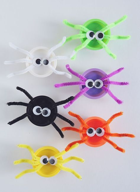 Play-Doh Spiders Halloween Craft Halloween School Treats, Halloween Class Party, School Halloween Party, Lunchbox Notes, Family Projects, School Halloween, Halloween Classroom, Halloween Preschool, Halloween Favors