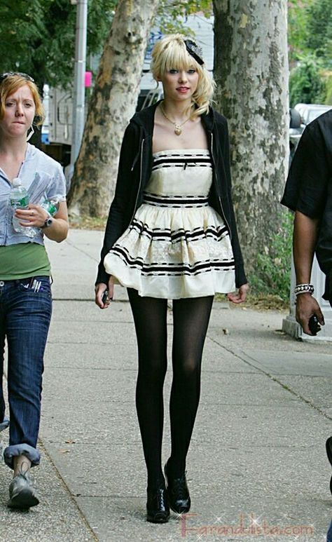 Jenny Humphrey - Gossip Girl Jenny Humphrey Outfits, Taylor Momsen Outfits, Award Show Dresses, Zara Fall, Jenny Humphrey, Gossip Girl Outfits, Gossip Girl Fashion, Taylor Momsen, Estilo Punk