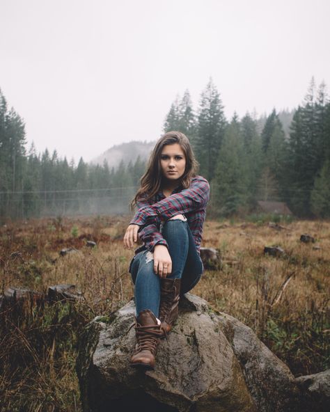 the outdoors are the best doors. @hannah-hearts-giraffes Spiritual Photography, Portraits Women, Autumn Woman, Winter Portraits, Foto Portrait, Photographs Ideas, Photography Portraits, Outdoor Portraits, Outdoor Photoshoot