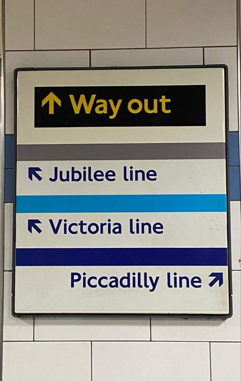 Train Station Graphic Design, Subway Signage, Subway Station Design, London Underground Aesthetic, Graphic Design Schedule, Tube Aesthetic, Metro Station Design, Stream Aesthetic, Underground Sign